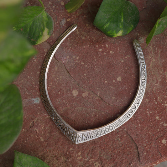Inaya Engraved Collar